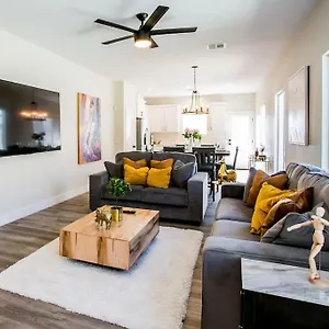 New 2022 Home, 10min From Strip, Modern Holiday home